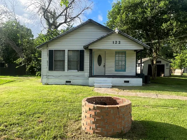 $1,300 | 122 West Pecan Lane, Clute, TX 77531