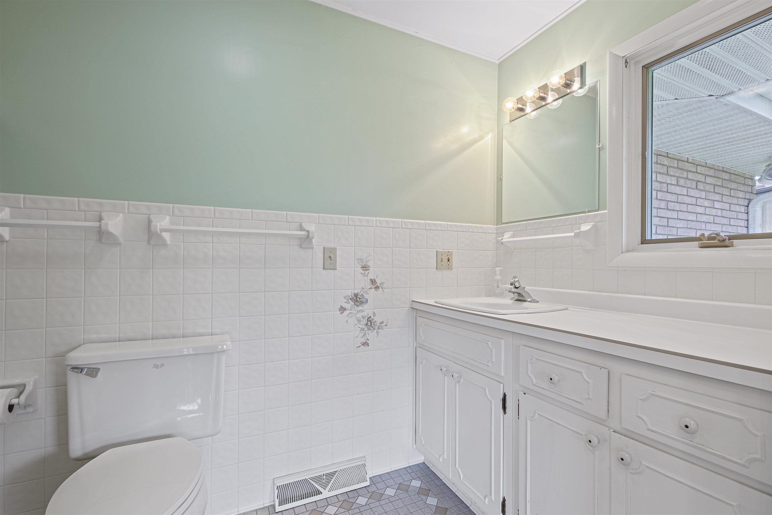814 Roxbury Road Rockford, IL 61107 - Photo 16 of 36 a bathroom with a toilet sink and mirror