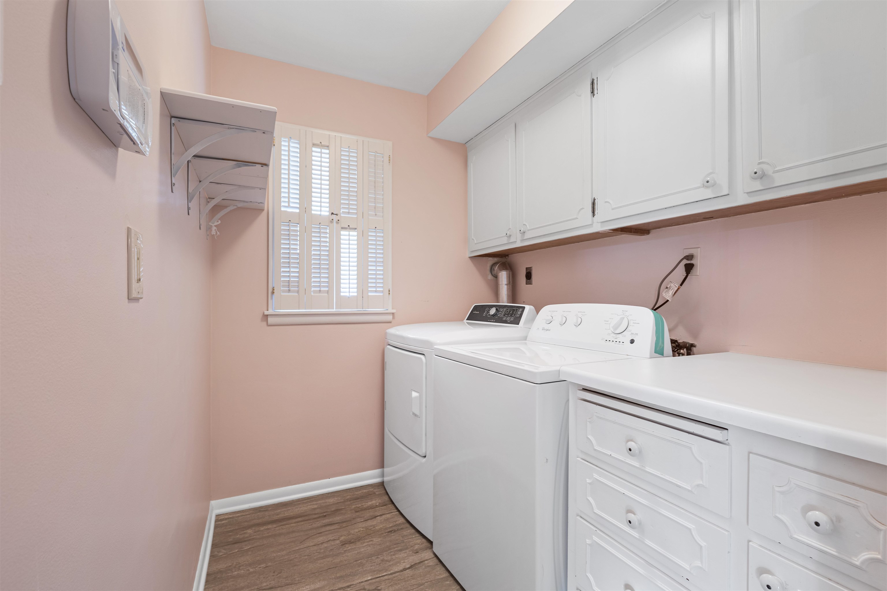 814 Roxbury Road Rockford, IL 61107 - Photo 18 of 36 a utility room with dryer and washer