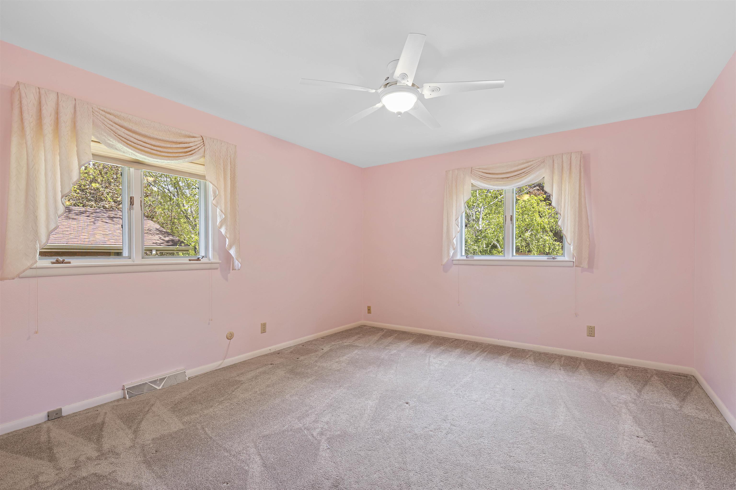 814 Roxbury Road Rockford, IL 61107 - Photo 19 of 36 an empty room with a window