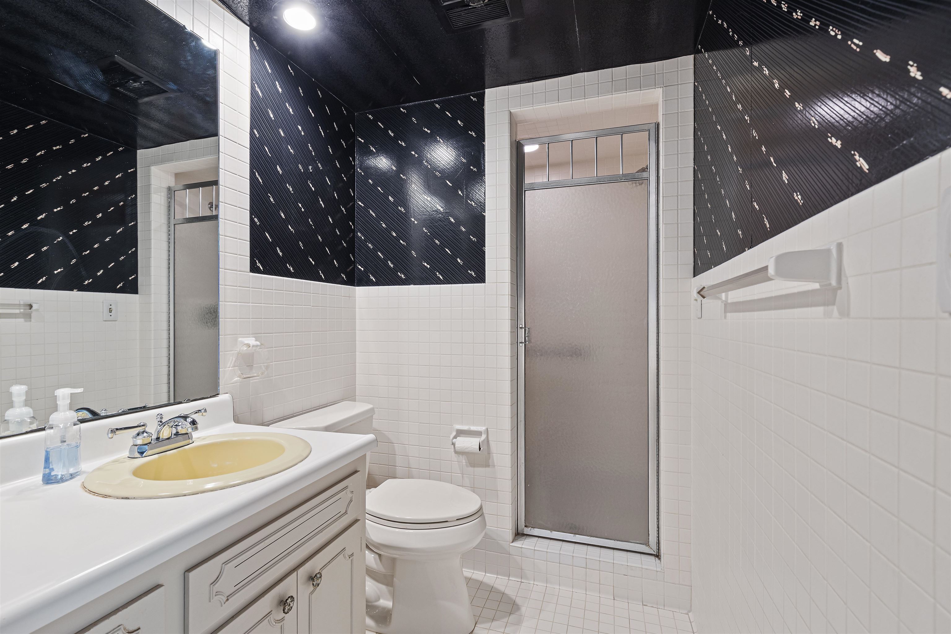 814 Roxbury Road Rockford, IL 61107 - Photo 20 of 36 a bathroom with a sink a toilet and shower
