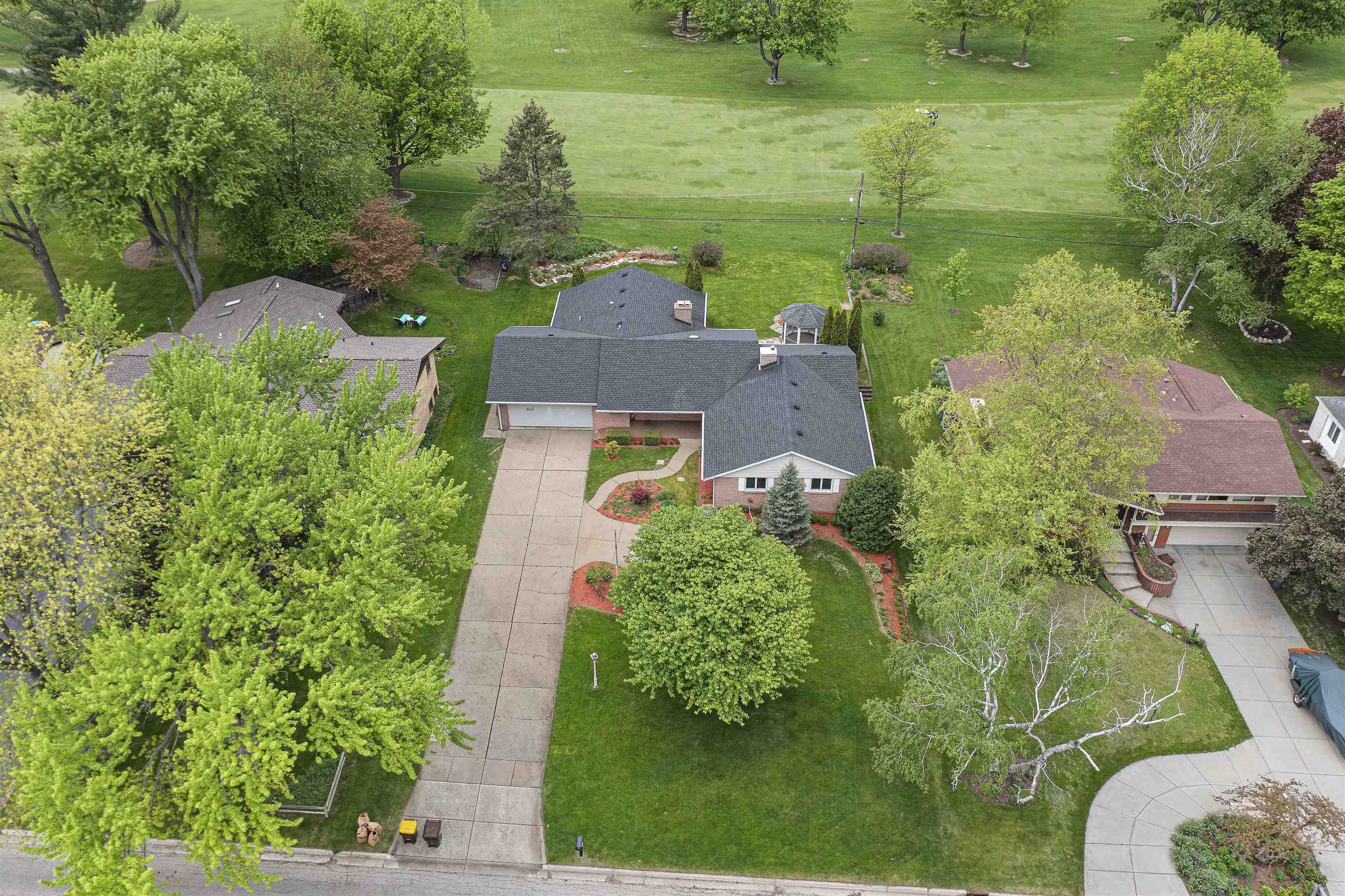 814 Roxbury Road Rockford, IL 61107 - Photo 33 of 36 an aerial view of a house with a yard