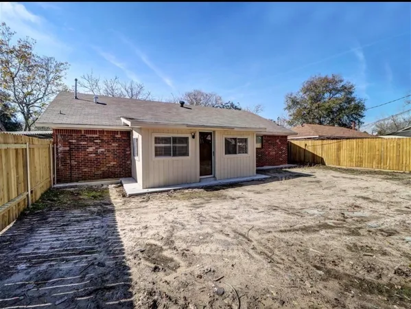 $2,000 | 501 Ladd Street, Dayton, TX 77535