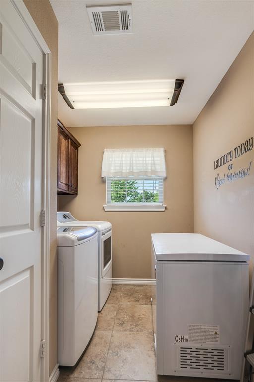 1810 Meadowview Drive Reno, TX 75462 - Photo 9 of 17 a utility room with dryer and washer