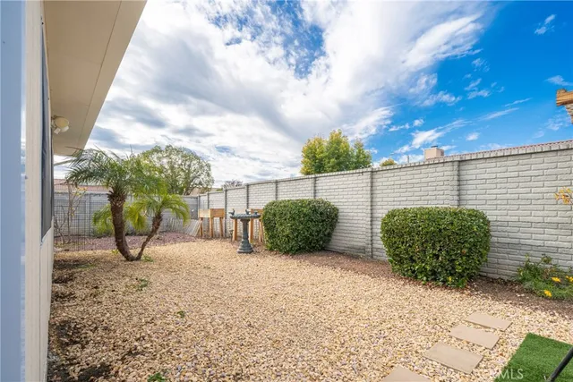 a view of a backyard