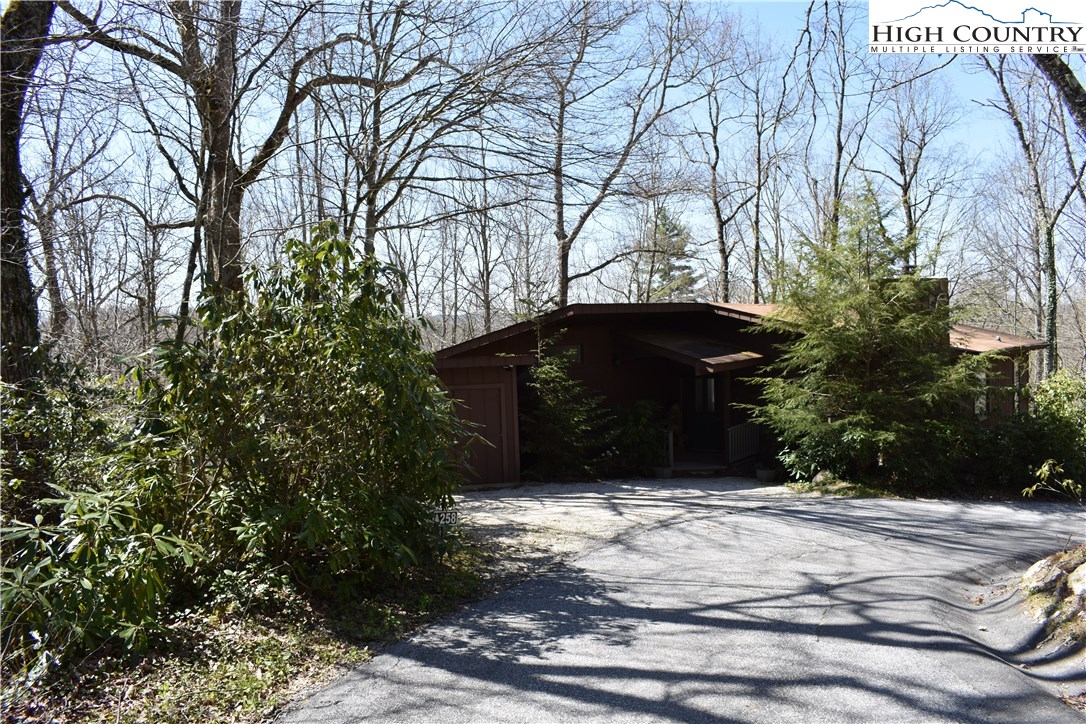 258 Ivy Road Newland, NC 28657 - Photo 3 of 26 a front view of a house with a yard