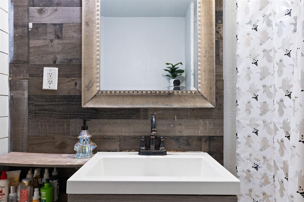 301 South Morrow Street Blue Ridge, TX 75424 - Photo 21 of 30 a bathroom with a sink and mirror