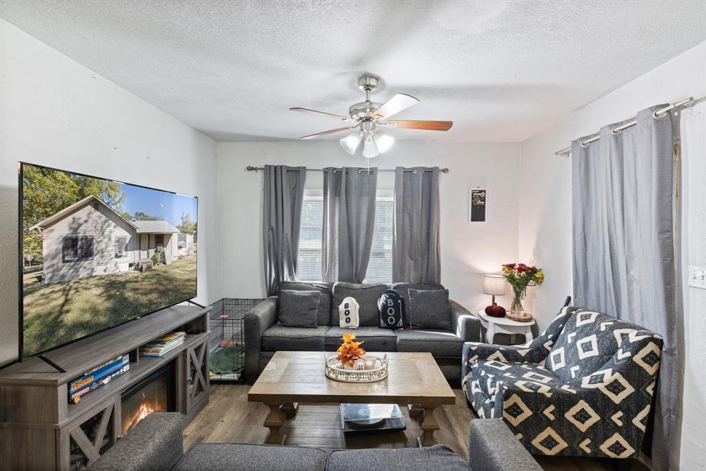 301 South Morrow Street Blue Ridge, TX 75424 - Photo 7 of 30 a living room with furniture and a flat screen tv