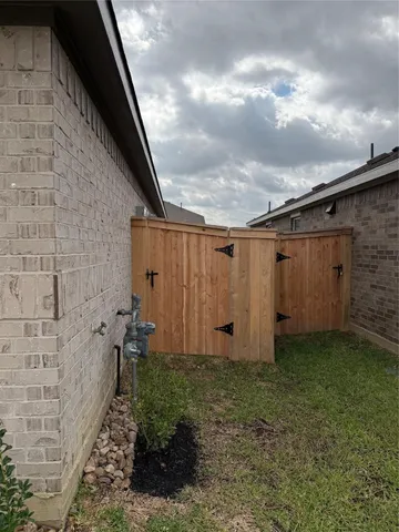 a view of a backyard