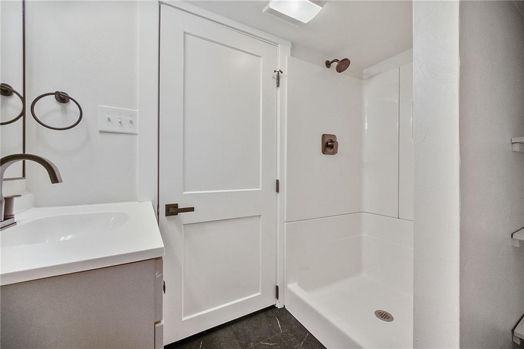 541 Franklin Farms Road Washington, PA 15301 - Photo 20 of 32 a bathroom with a tub and a sink