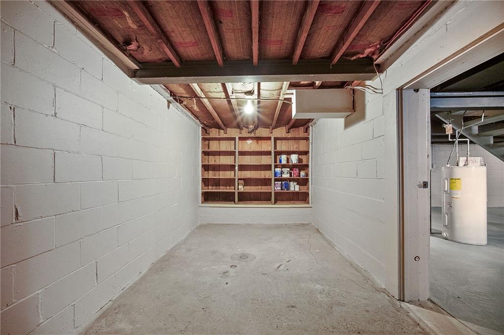 541 Franklin Farms Road Washington, PA 15301 - Photo 25 of 32 a view of empty room with wooden floor
