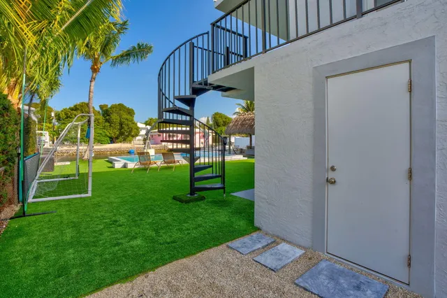 a view of a house with a backyard