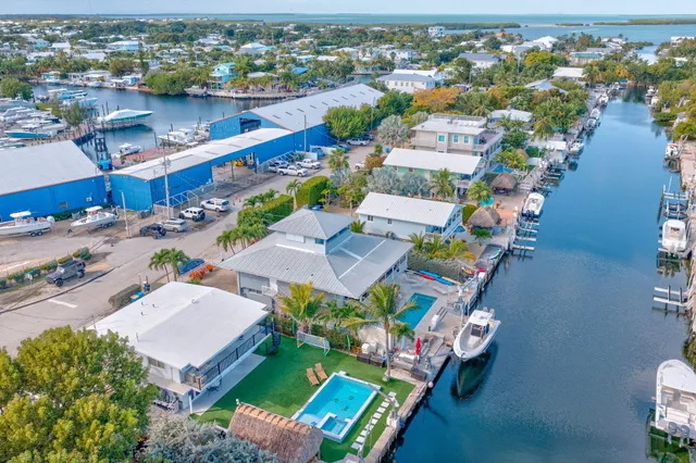 a view of an house with backyard space and garden