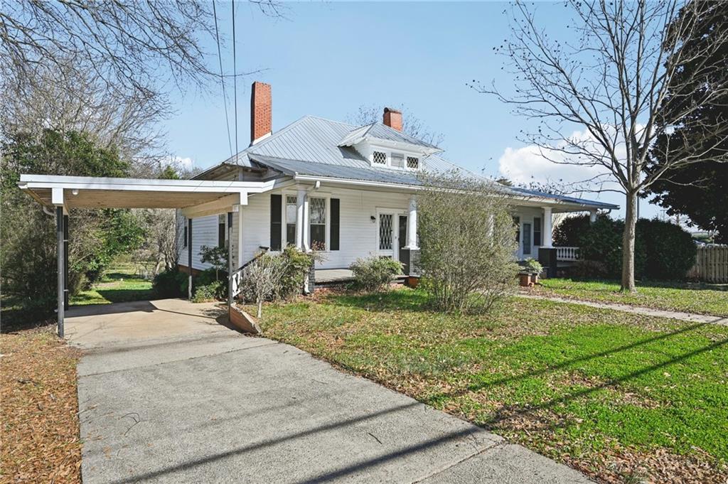 2140 North Broad Street Commerce, GA 30529 - Photo 6 of 33 a front view of a house with garden