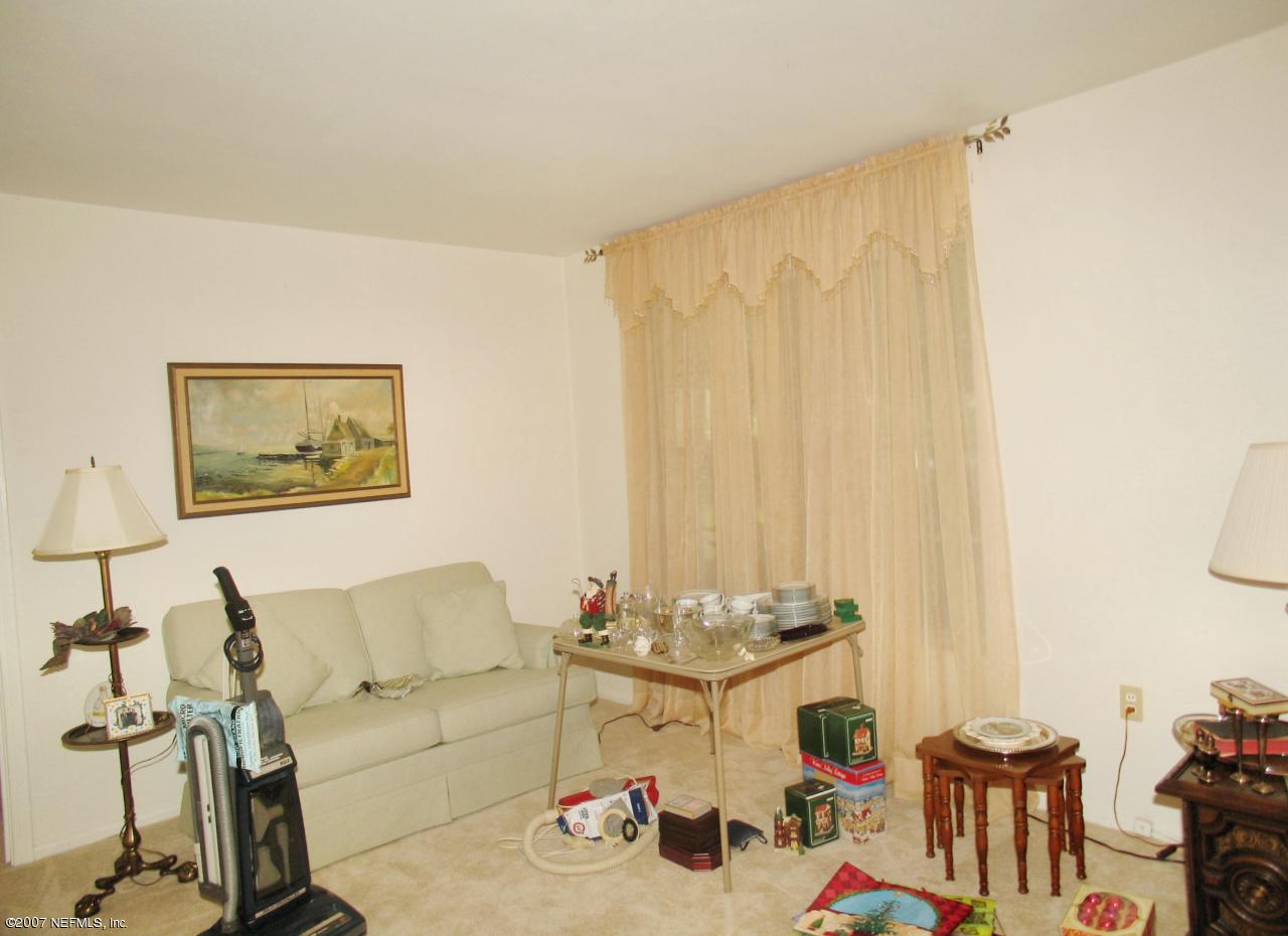 1060 Glynlea Road Jacksonville, FL 32216 - Photo 2 of 17 Living Room