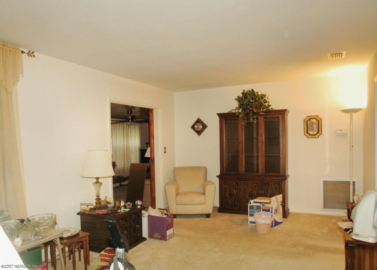 1060 Glynlea Road Jacksonville, FL 32216 - Photo 3 of 17 Living Room2