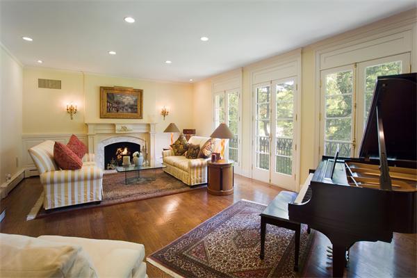 86 Bishopsgate Road Newton, MA 02459 - Photo 2 of 13