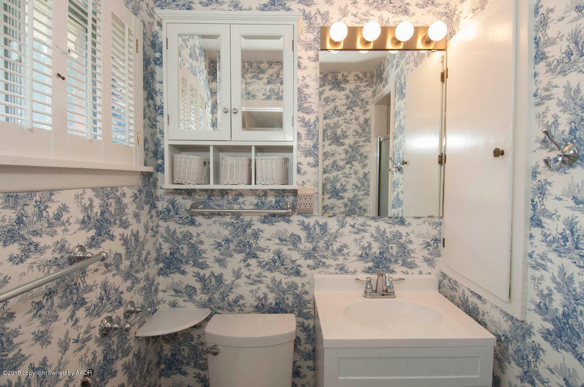 6016 Gainsborough Road Amarillo, TX 79106 - Photo 18 of 36 a bathroom with a sink toilet and shower