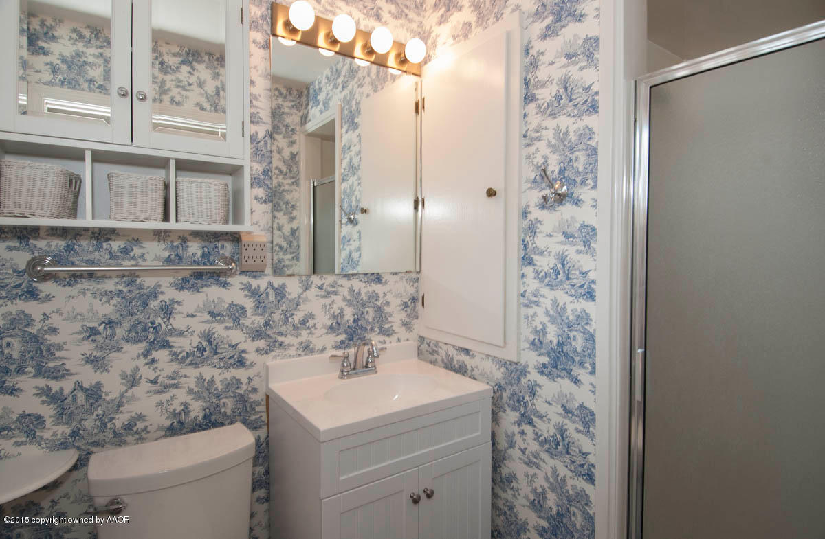 6016 Gainsborough Road Amarillo, TX 79106 - Photo 19 of 36 a bathroom with a sink and a toilet