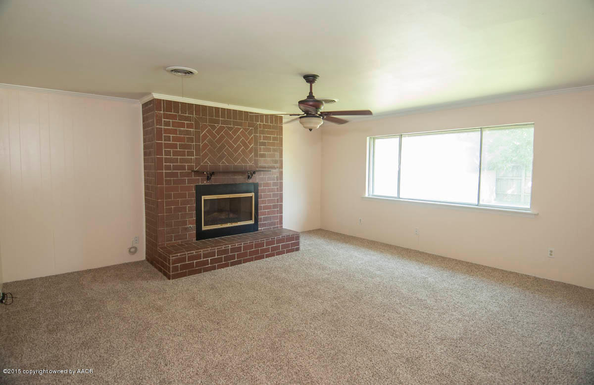 6016 Gainsborough Road Amarillo, TX 79106 - Photo 26 of 36 an empty room with windows and fireplace