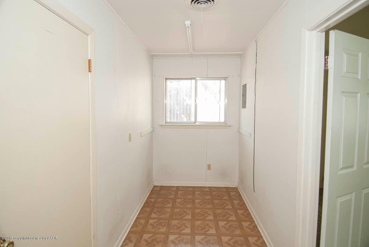 6016 Gainsborough Road Amarillo, TX 79106 - Photo 31 of 36 an empty room with window