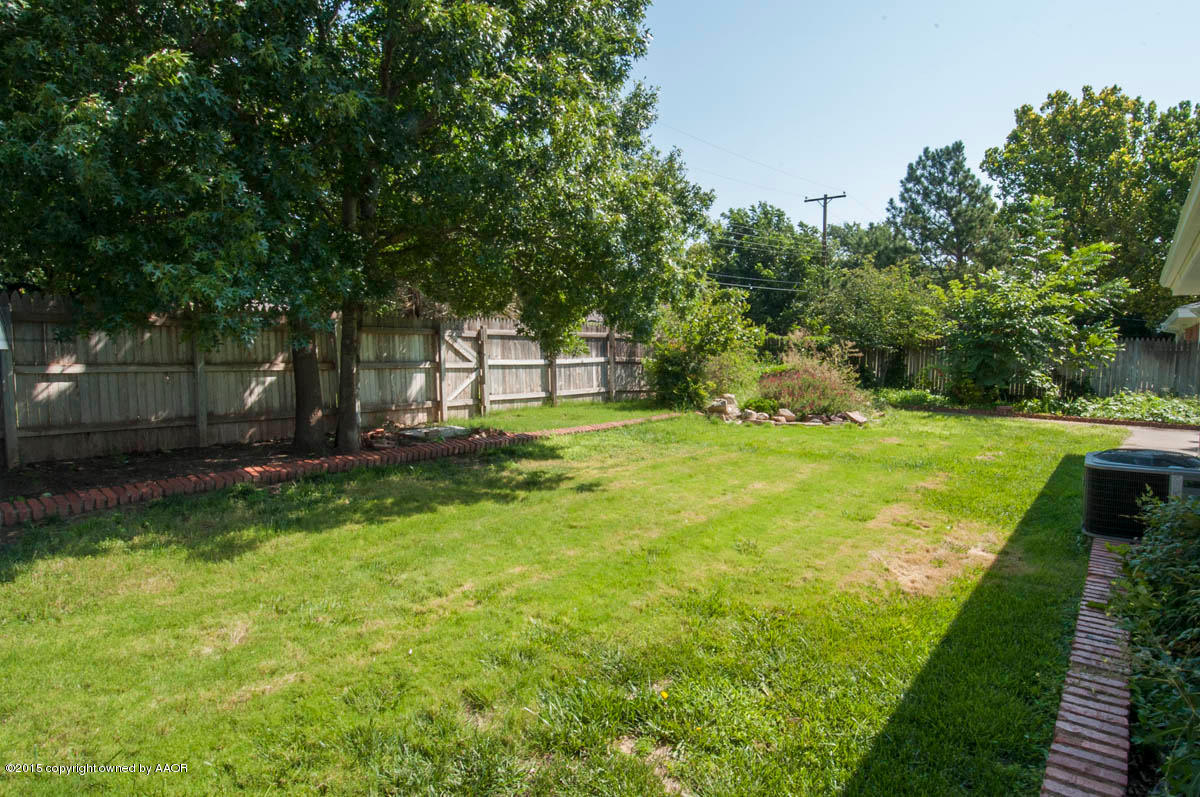 6016 Gainsborough Road Amarillo, TX 79106 - Photo 35 of 36 a view of a backyard with large trees