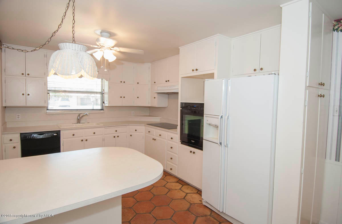 6016 Gainsborough Road Amarillo, TX 79106 - Photo 10 of 36 a large white kitchen with a white cabinets