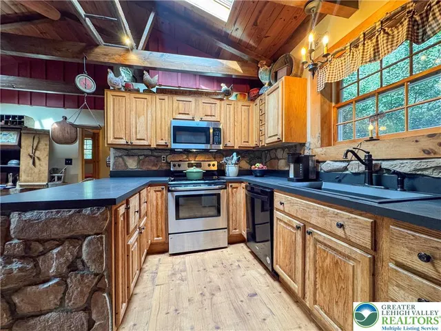 $310,000 | 40 Lakeside Lane, Albrightsville, PA 18210