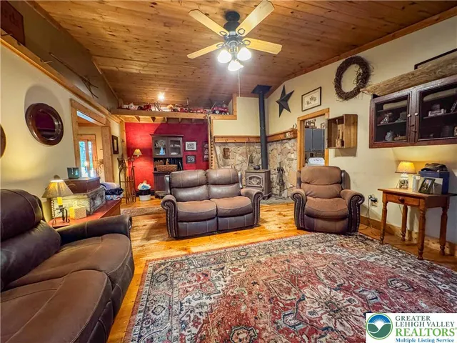 $310,000 | 40 Lakeside Lane, Albrightsville, PA 18210