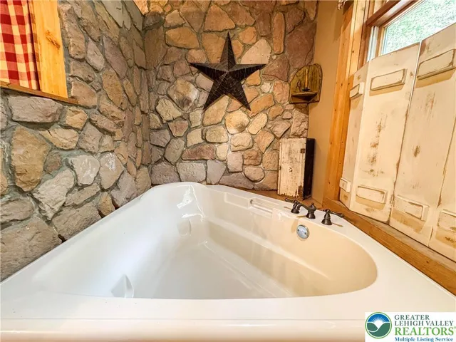 $310,000 | 40 Lakeside Lane, Albrightsville, PA 18210