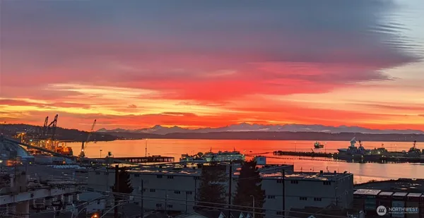 $533,500 | 2522 Rucker Avenue, Unit 403, Everett, WA 98201