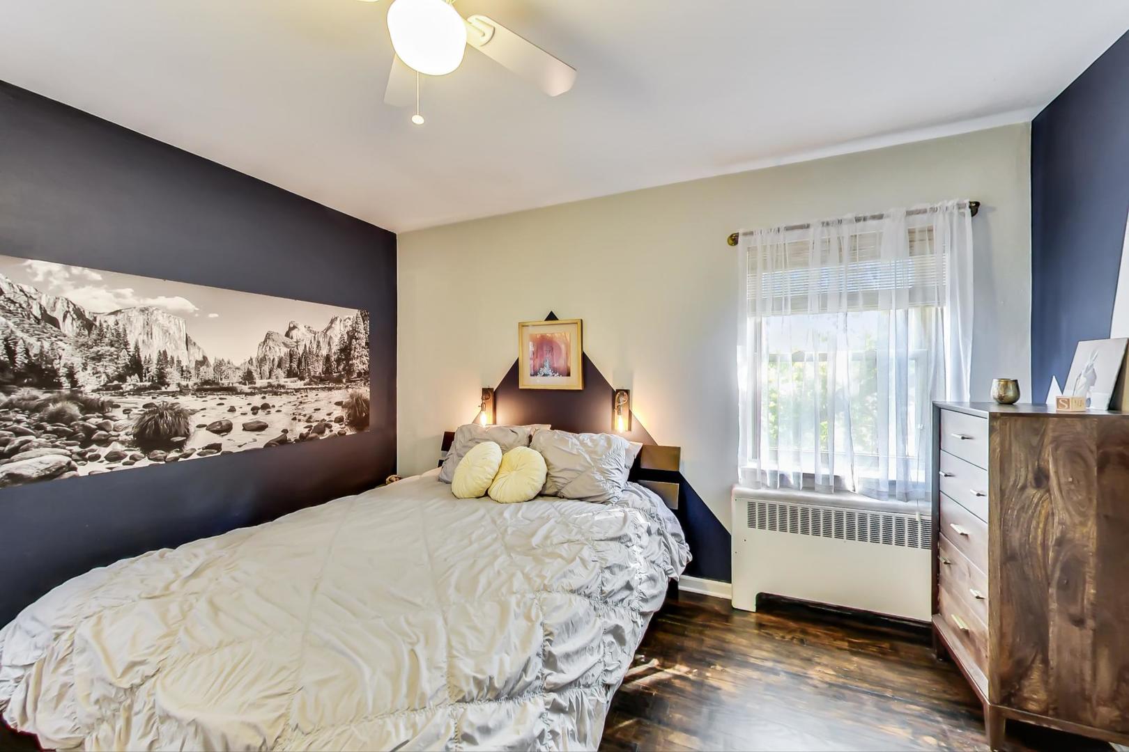 205 Custer Avenue, Unit 3 Evanston, IL 60202 - Photo 9 of 12 a bedroom with a large bed and a window