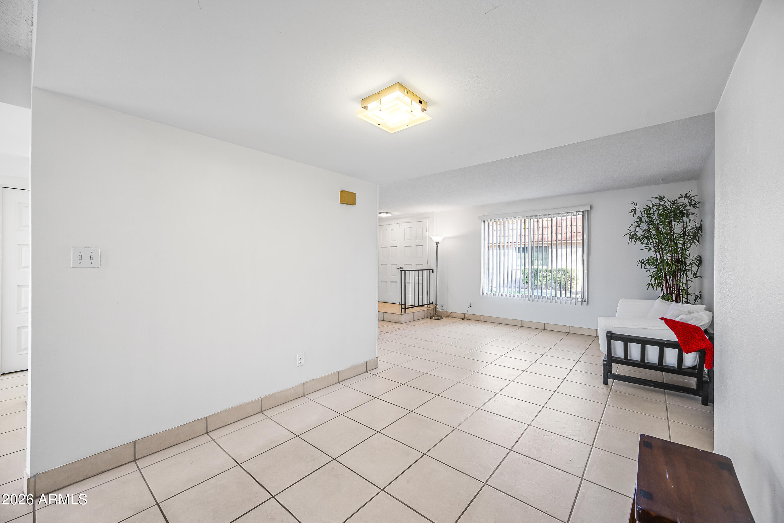 4815 South Birch Street Tempe, AZ 85282 - Photo 7 of 25 a view of an empty room and window