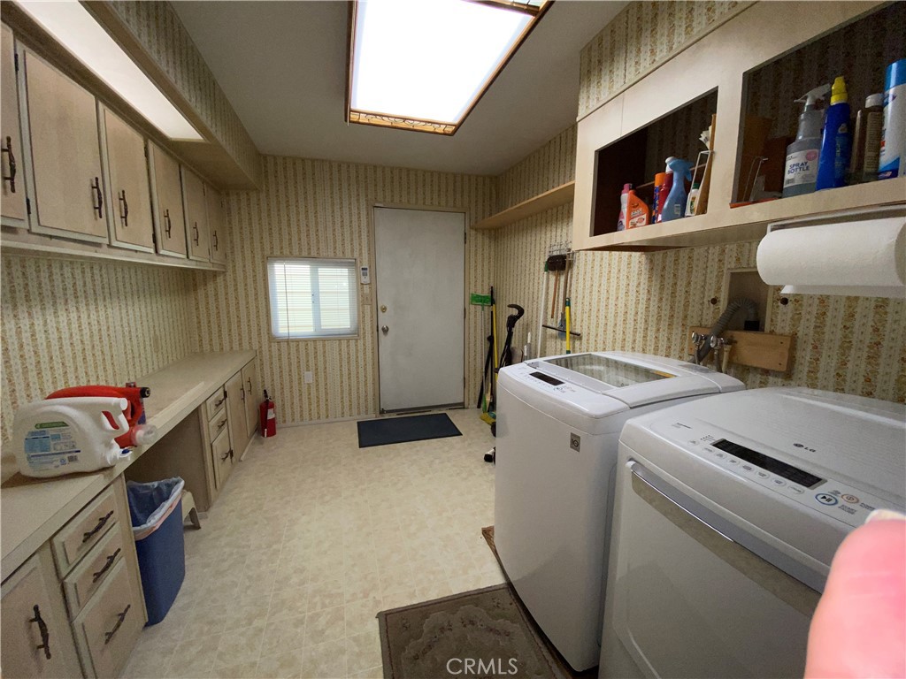 9607 Rosedale Drive Calimesa, CA 92320 - Photo 23 of 27 a utility room with dryer and washer