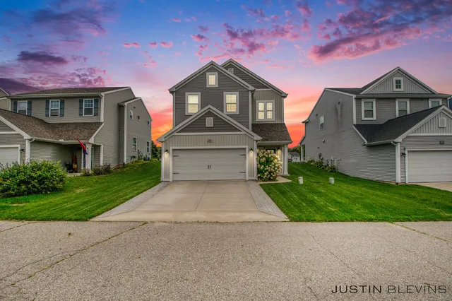 $349,900 | 1352 Highland Hill, Lowell, MI 49331