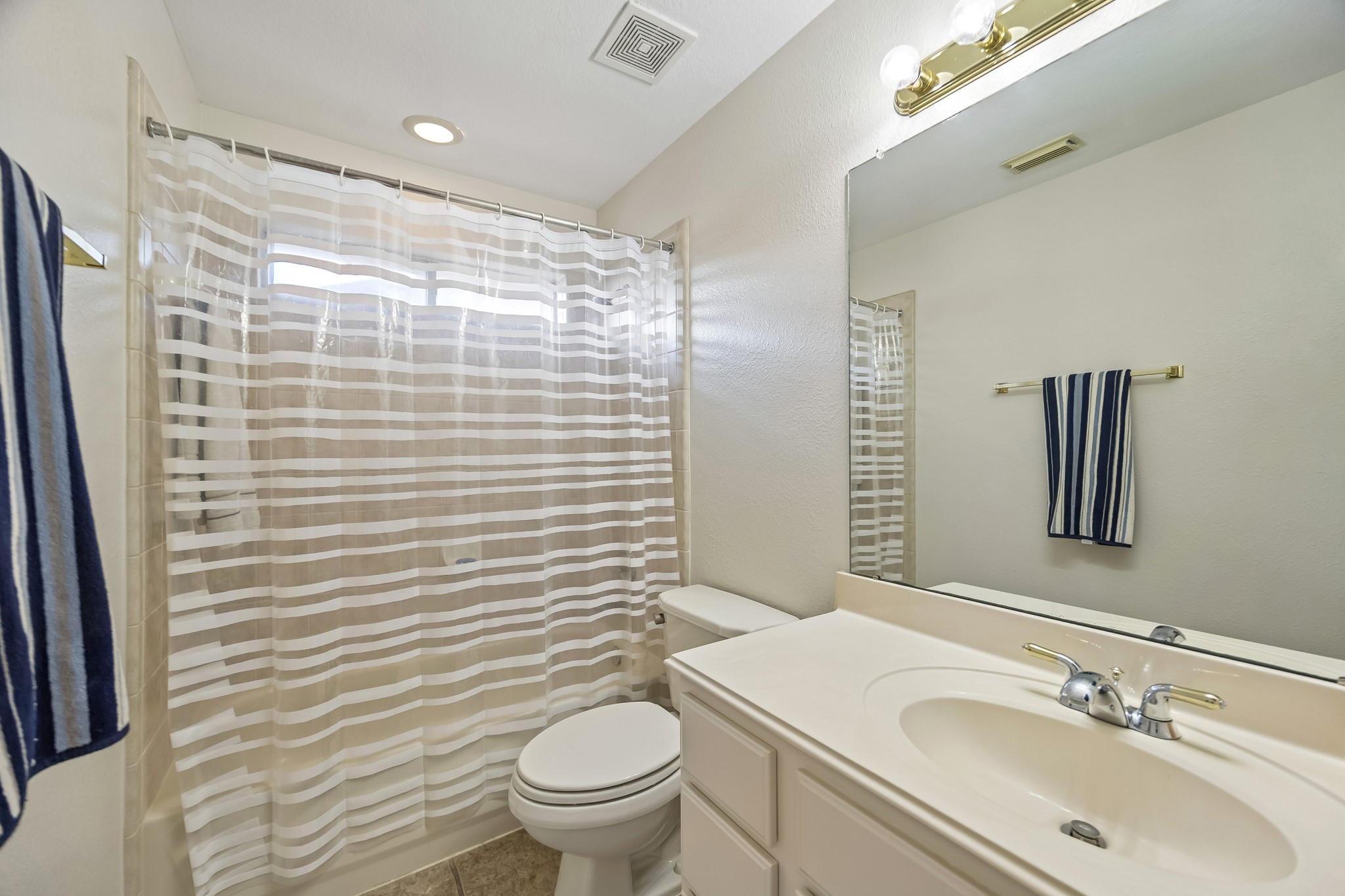 5718 Brennan Ridge Lane Katy, TX 77450 - Photo 29 of 42 FULL BATH JUST STEPS AWAY: A nearby full bathroom with tub and shower serves the upstairs living areas, offering added convenience and privacy for residents and visitors alike.