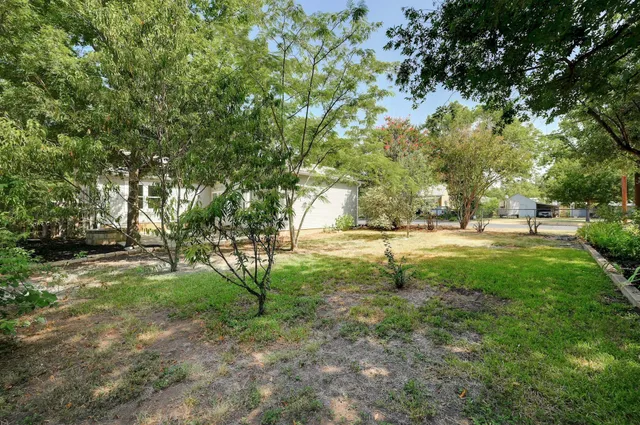 $2,500 | 611 North Adams Street, Fredericksburg, TX 78624