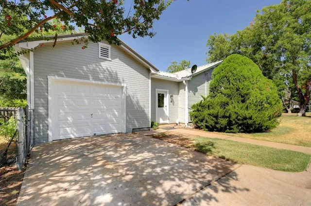$2,500 | 611 North Adams Street, Fredericksburg, TX 78624