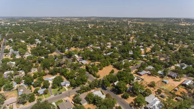 $2,500 | 611 North Adams Street, Fredericksburg, TX 78624