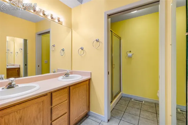 a view of a backyard with pathway