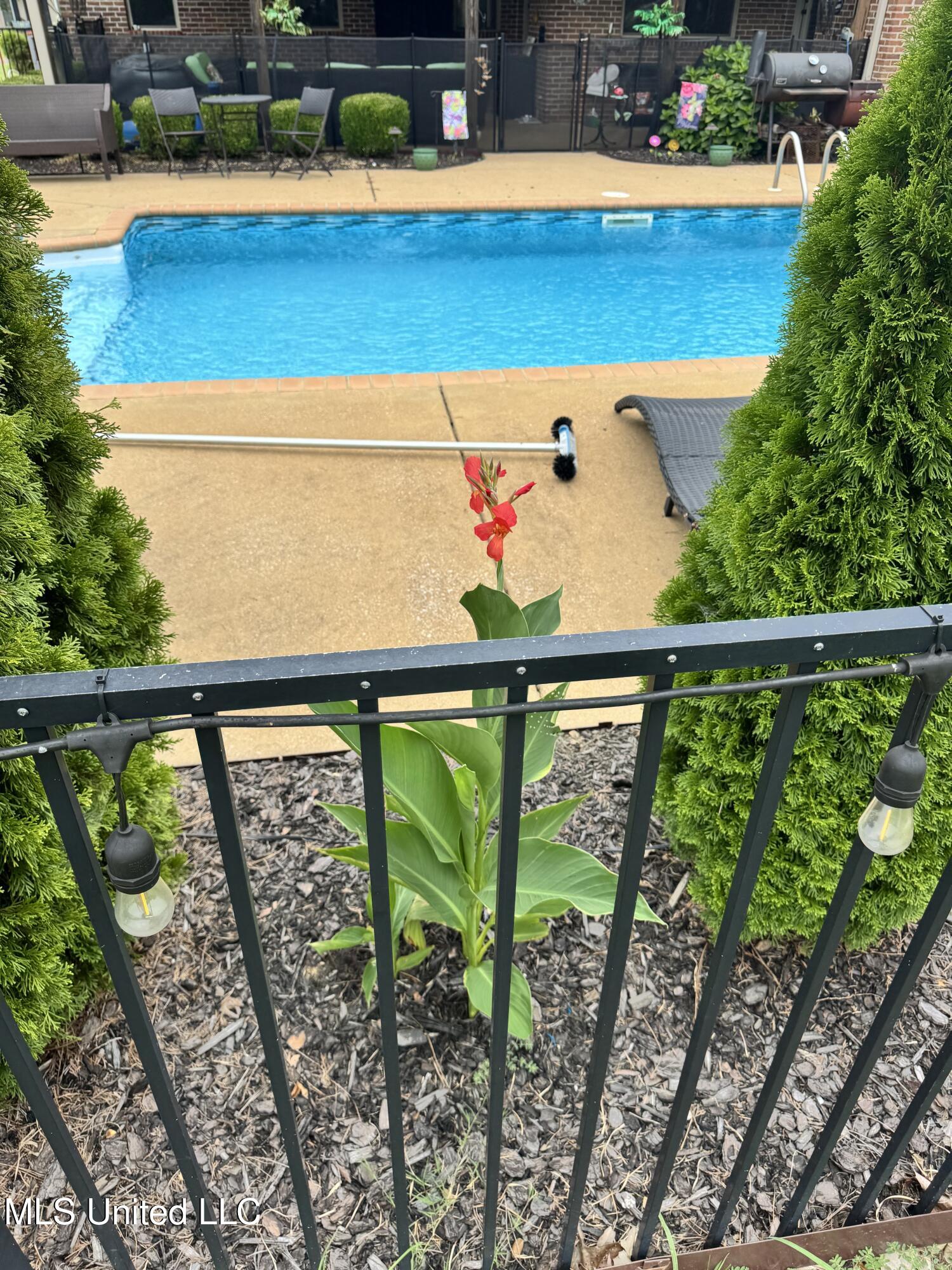 211 Glenmore Street Corinth, MS 38834 - Photo 2 of 46 211 pool deck