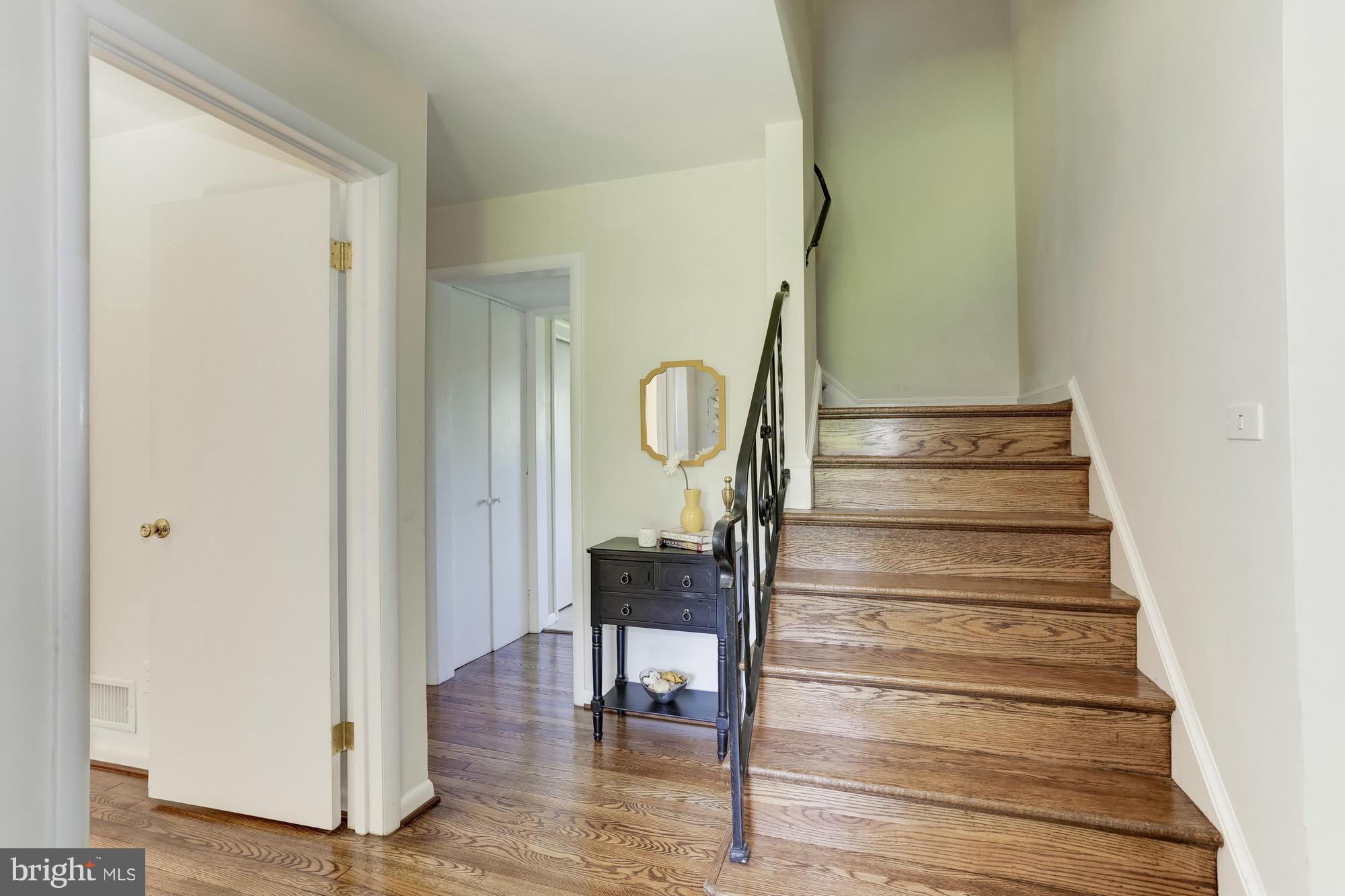 2526 Carrollton Road Annapolis, MD 21403 - Photo 4 of 30 Foyer