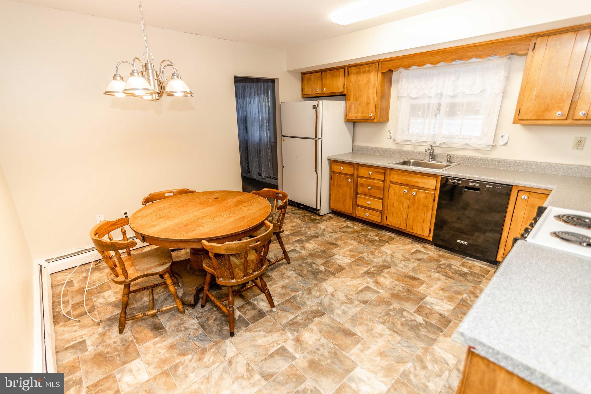 223 Wells Lane Springfield, PA 19064 - Photo 10 of 27 Eat in Kitchen