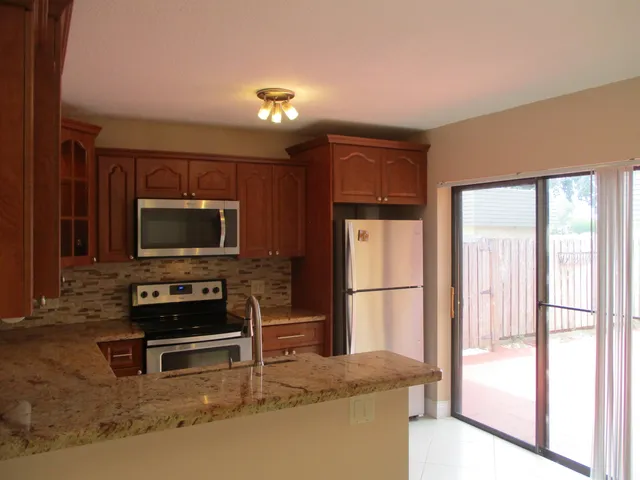 $2,000 | 724 7th Way, West Palm Beach, FL 33407