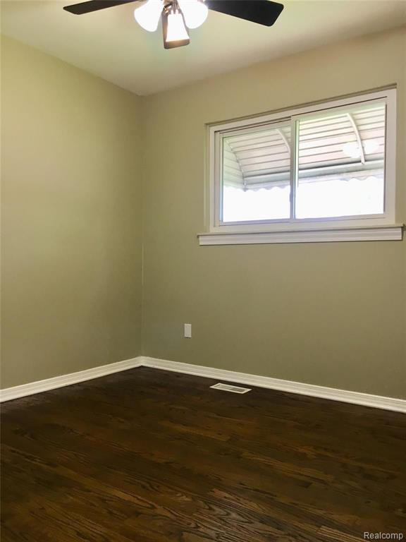 7238 Superior Street Center Line, MI 48015 - Photo 15 of 24