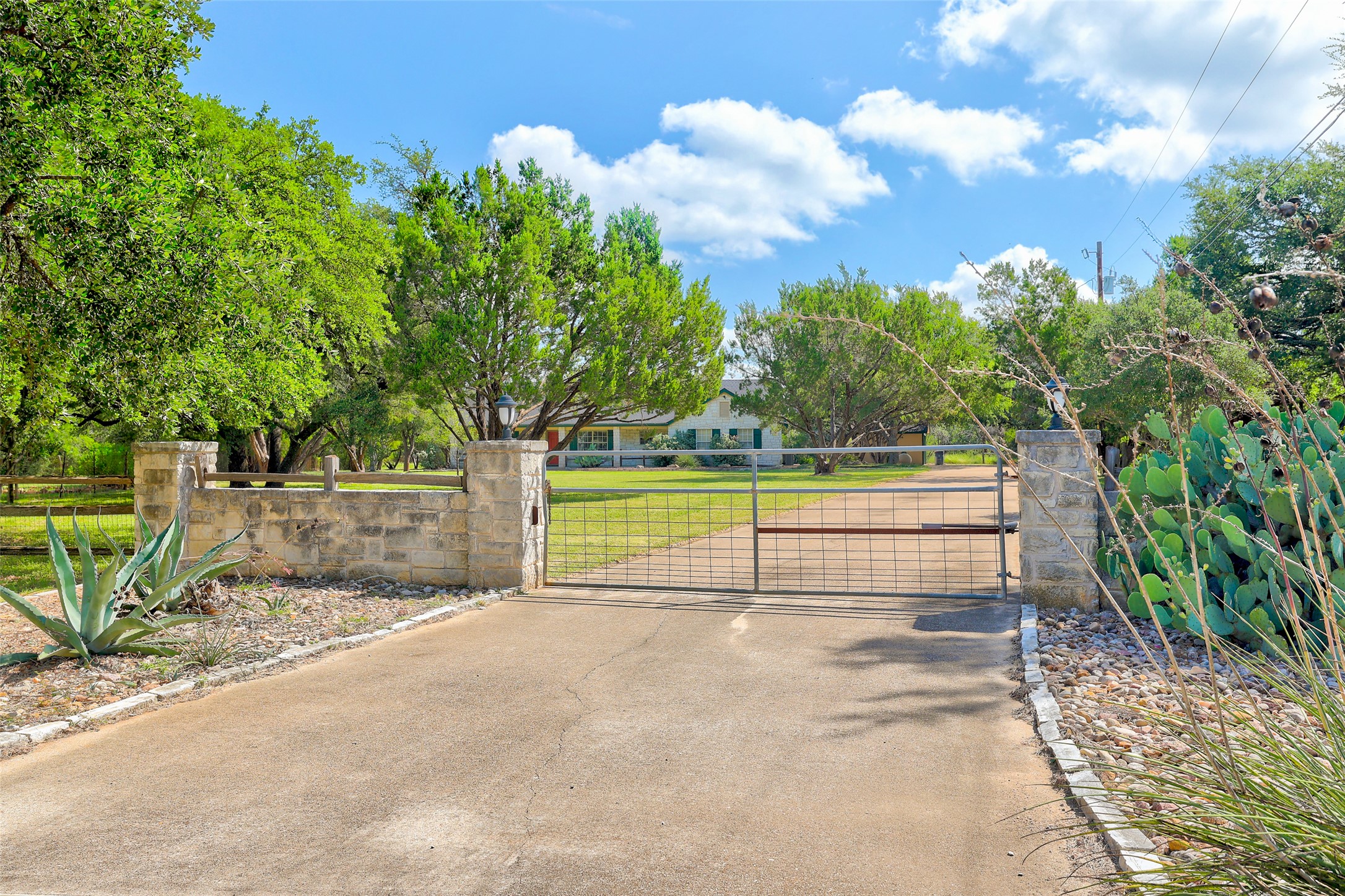125 Kyle Lane Georgetown, TX 78633 - Photo 6 of 34 Gate featuring a fenced front yard