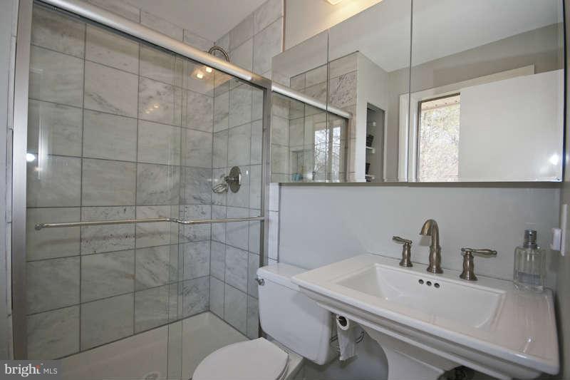 3301 Garrison Farms Road Baltimore, MD 21208 - Photo 17 of 28 Bath (Master)