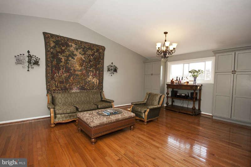3301 Garrison Farms Road Baltimore, MD 21208 - Photo 5 of 28 Living Room