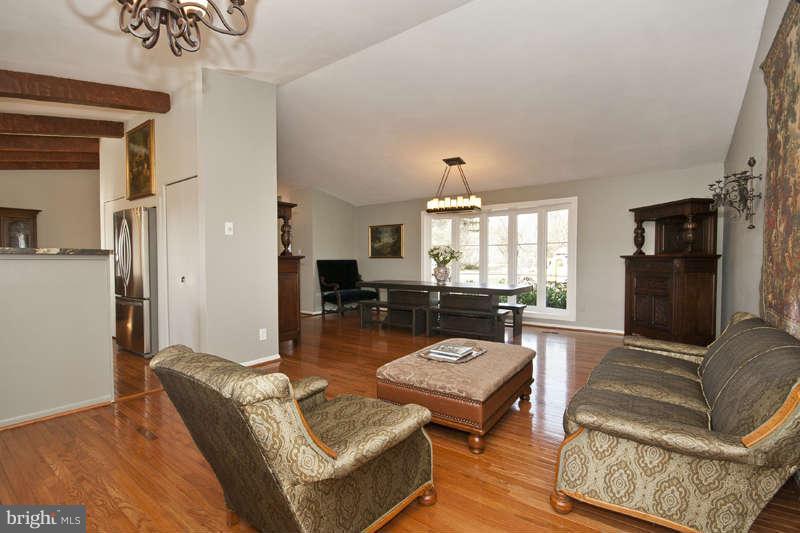 3301 Garrison Farms Road Baltimore, MD 21208 - Photo 6 of 28 Living Room