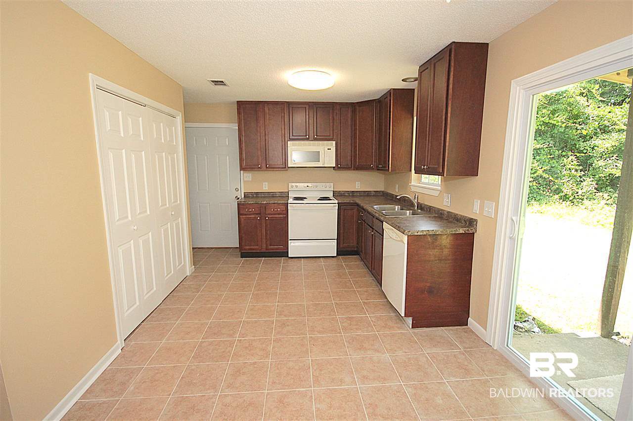 22525 Mattingly Street Robertsdale, AL 36567 - Photo 22 of 31 Kitchen